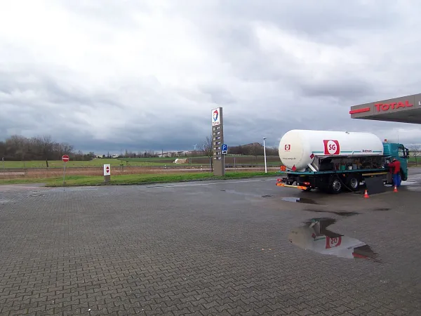 Truck parking lot Total Tankstelle an der B80 Tankstellengel&auml;nde in Teutschenthal