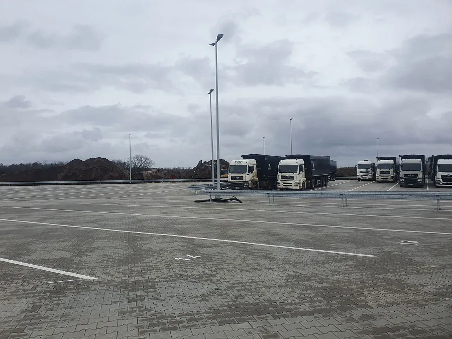 Parkovi&scaron;tě pro n&aacute;kladn&iacute; automobily Mildensee in Dessau-Ro&szlig;lau