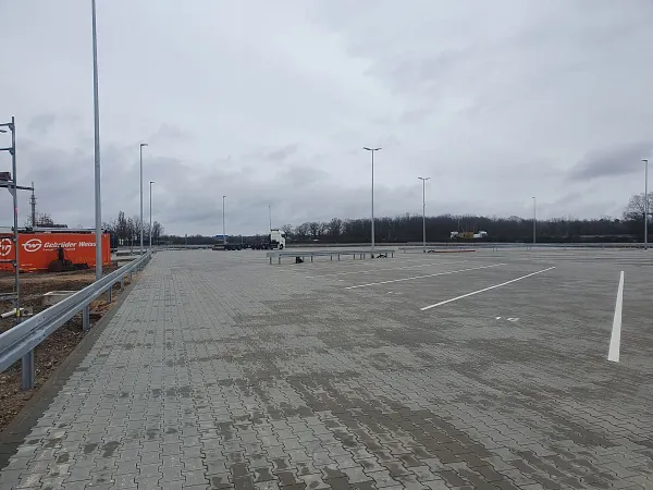 Parkovi&scaron;tě pro n&aacute;kladn&iacute; automobily Mildensee in Dessau-Ro&szlig;lau