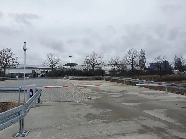 Parkovi&scaron;tě pro n&aacute;kladn&iacute; automobily Mildensee in Dessau-Ro&szlig;lau