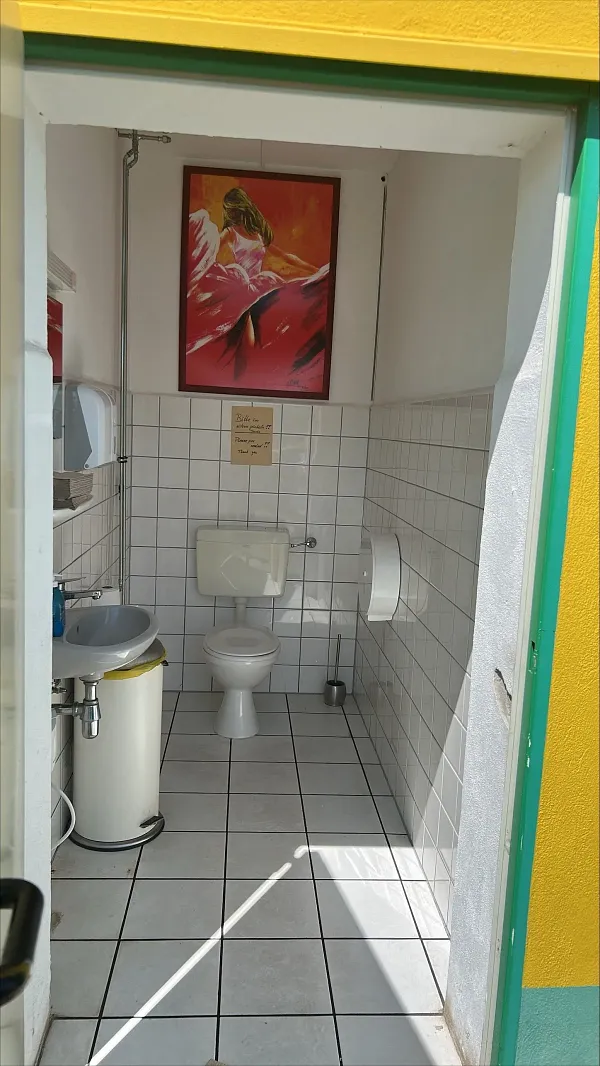 Parkareal Tankstelle mit Lkw Parkplatz in Drei Gleichen