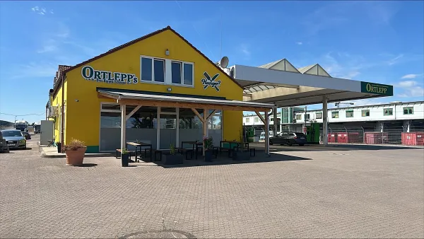 Parkareal Tankstelle mit Lkw Parkplatz in Drei Gleichen