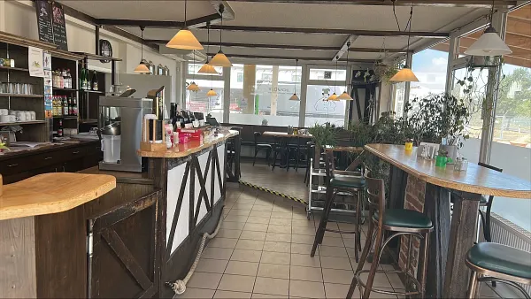 Parkareal Tankstelle mit Lkw Parkplatz in Drei Gleichen