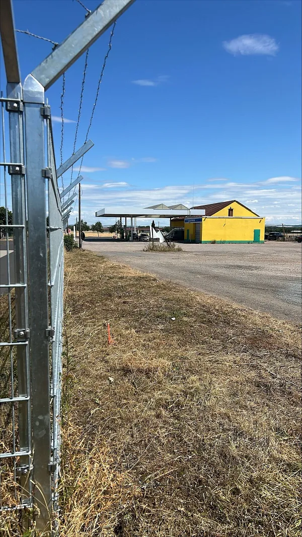 Parkareal Tankstelle mit Lkw Parkplatz in Drei Gleichen