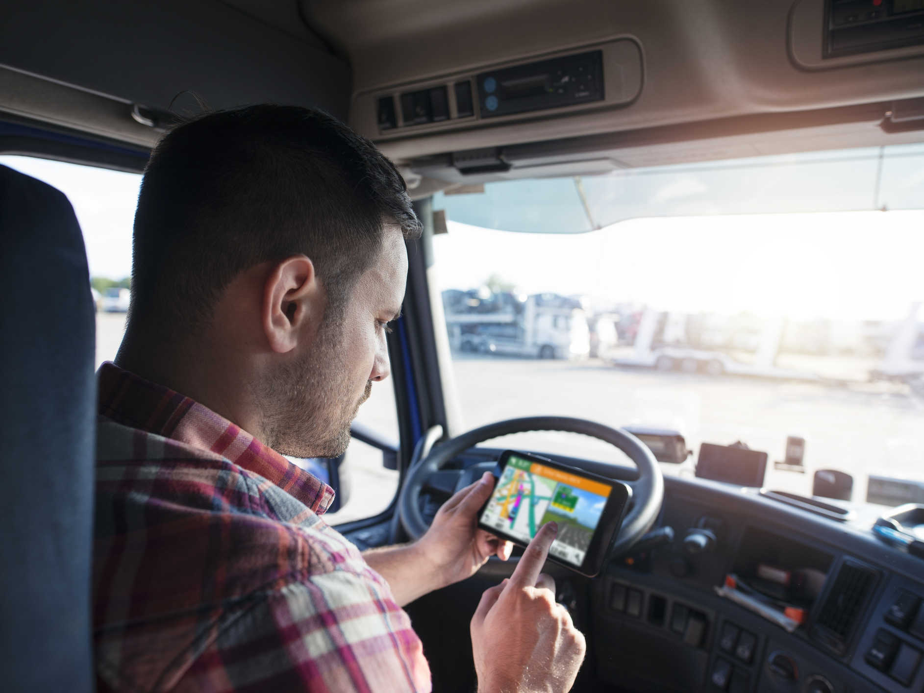 Happy Trucker kooperiert mit CargoTour – Effiziente Routenplanung und sichere LKW-Parkplätze in einer App vereint